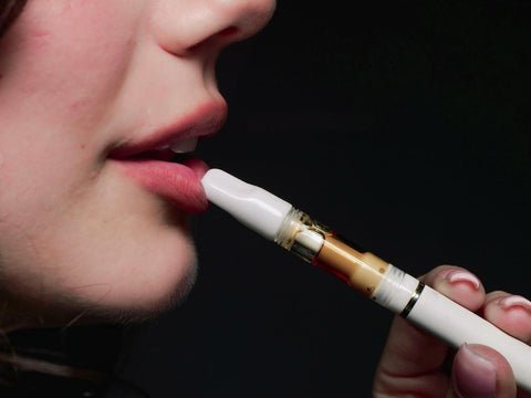 un cigarrillo electrónico
